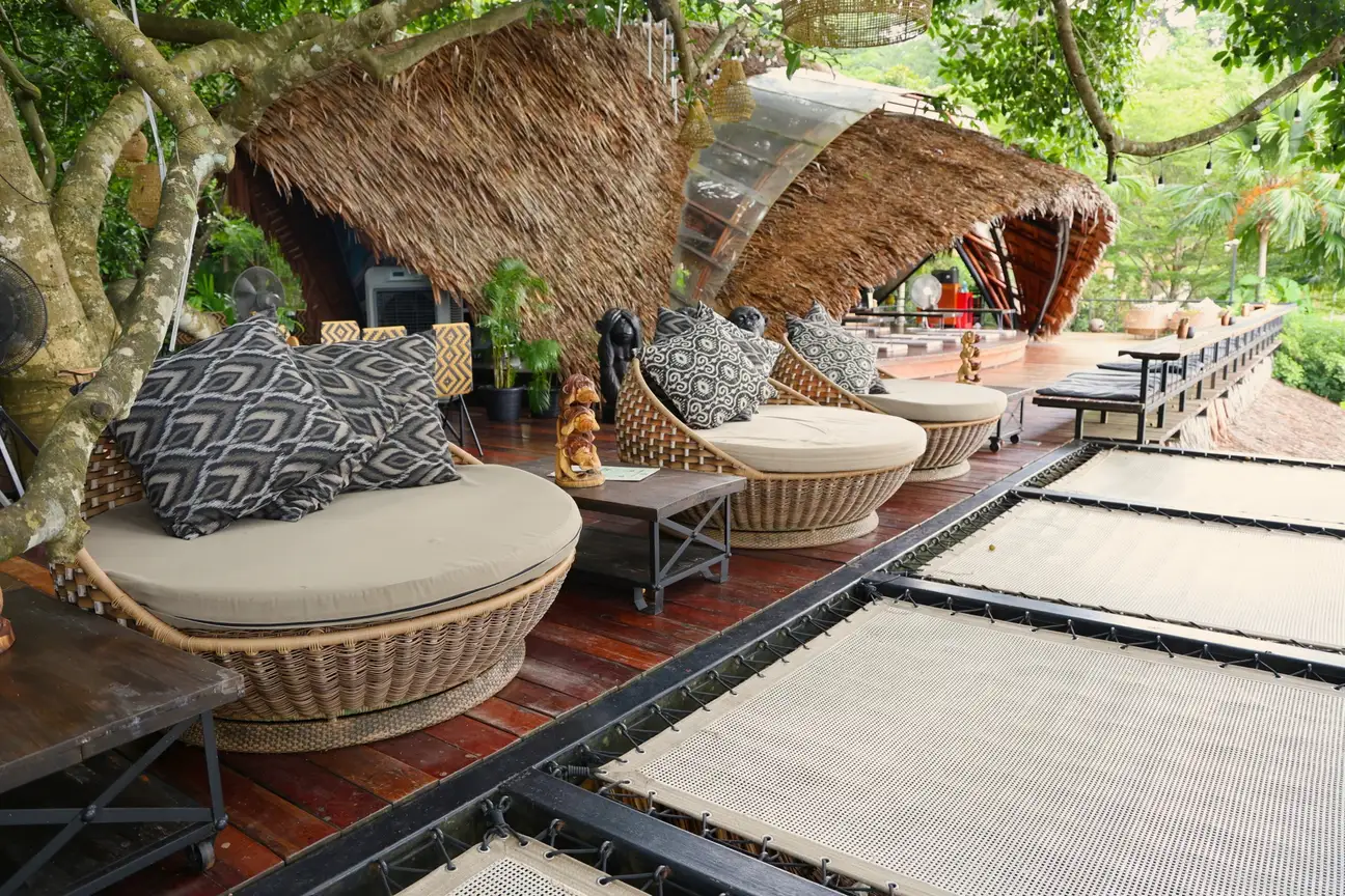 Tables and greenery in the outdoor dining area